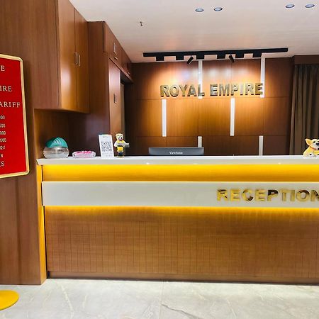 Hotel Royal Empire Gandhinagar Esterno foto