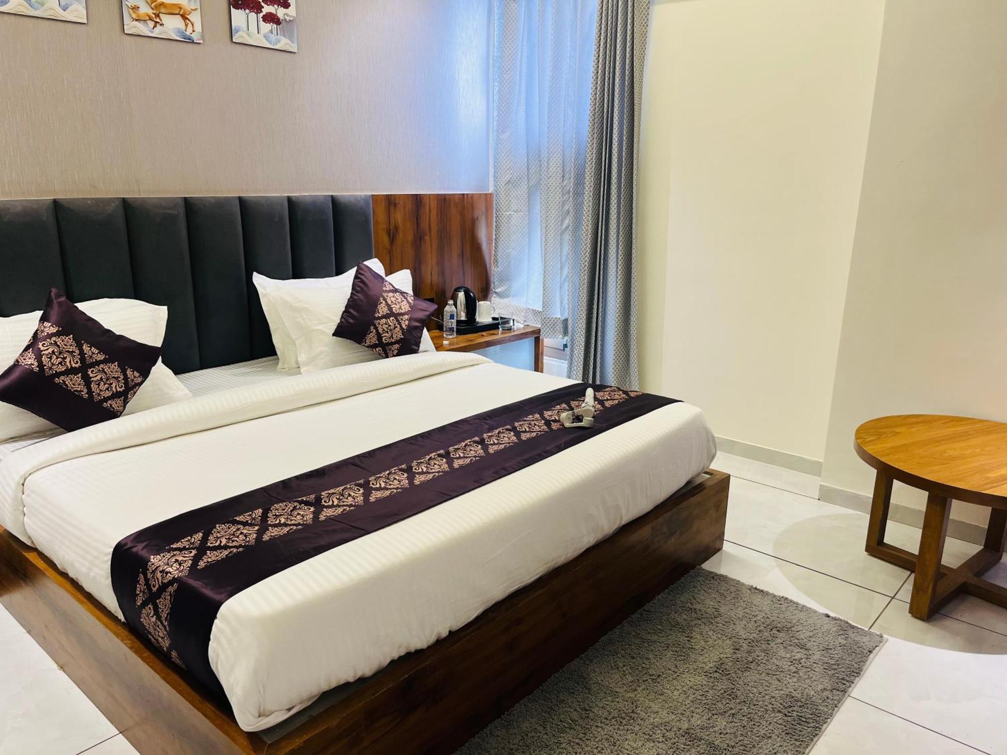 Hotel Royal Empire Gandhinagar Esterno foto