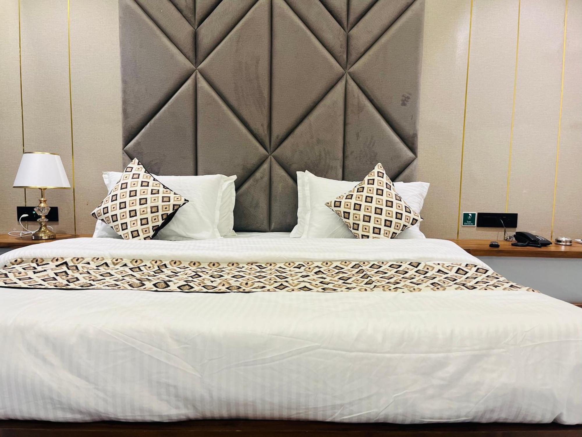 Hotel Royal Empire Gandhinagar Esterno foto