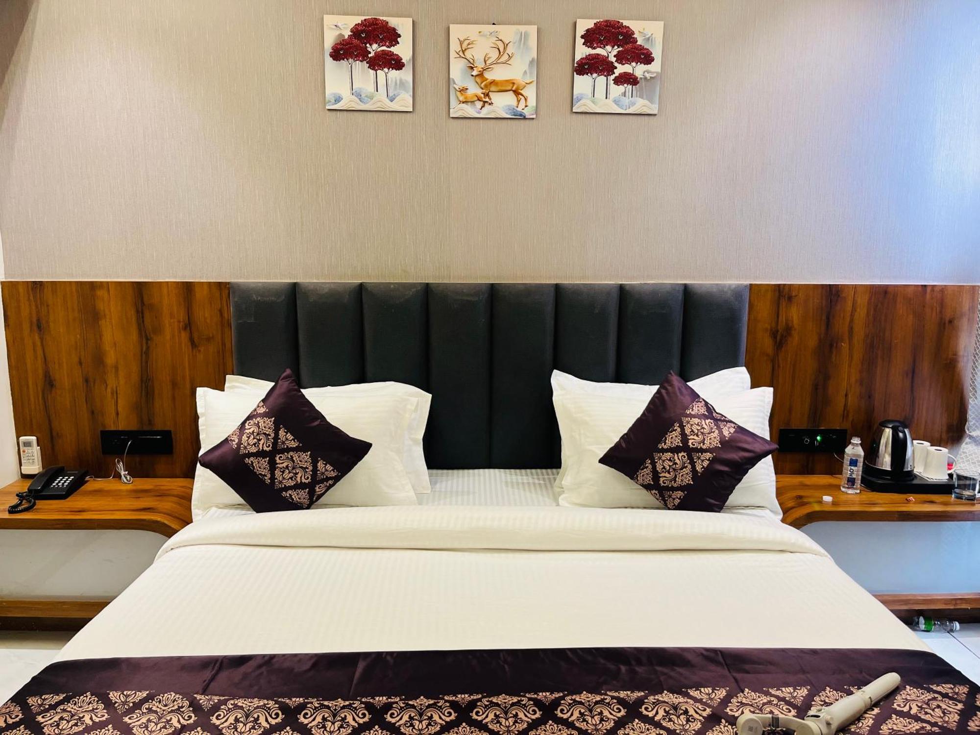 Hotel Royal Empire Gandhinagar Esterno foto