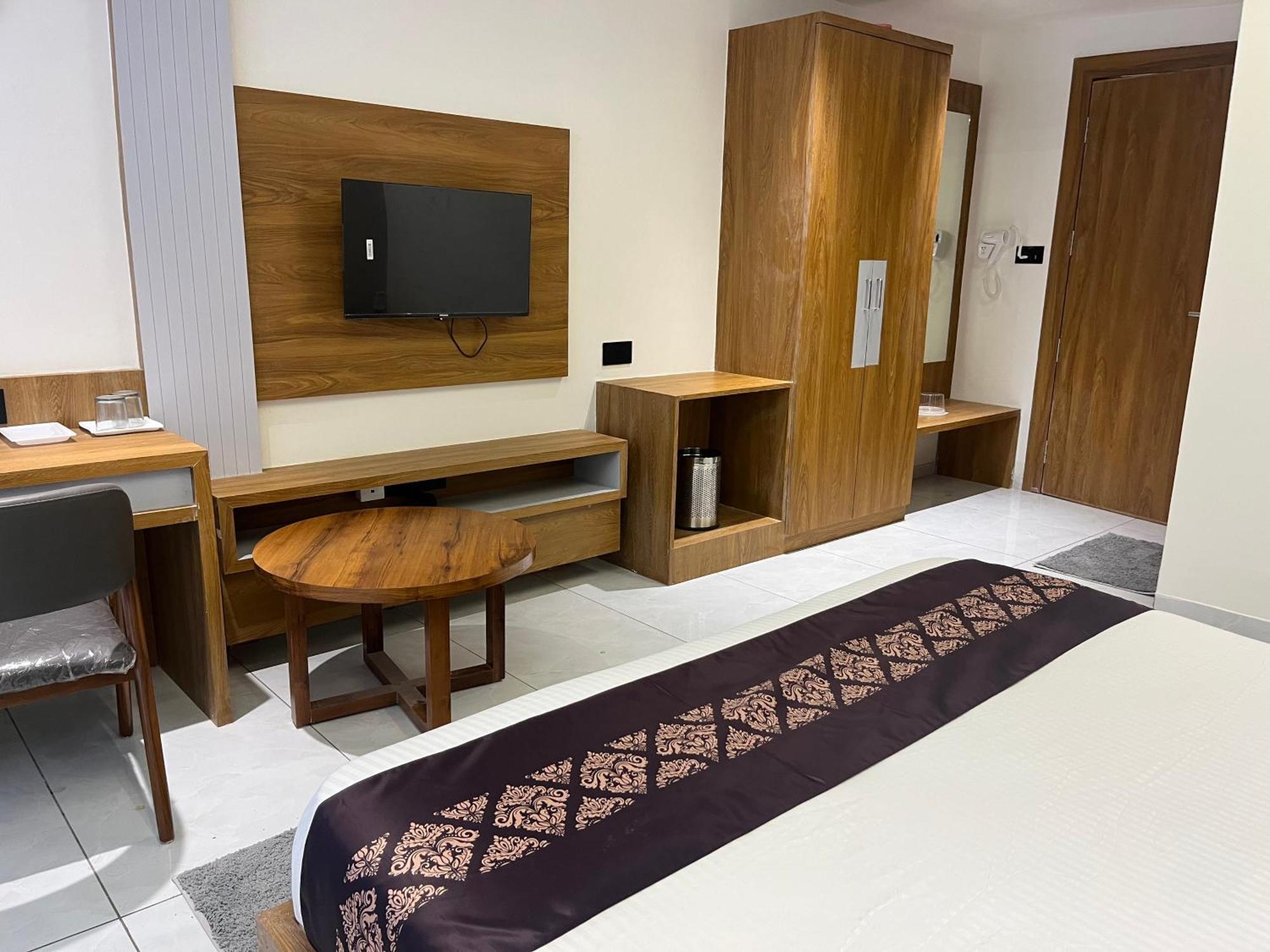 Hotel Royal Empire Gandhinagar Esterno foto