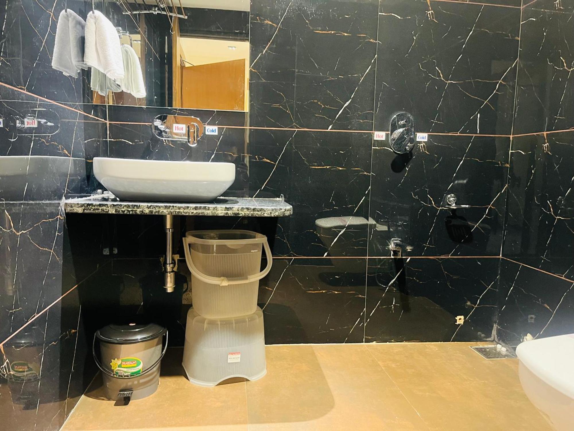 Hotel Royal Empire Gandhinagar Esterno foto