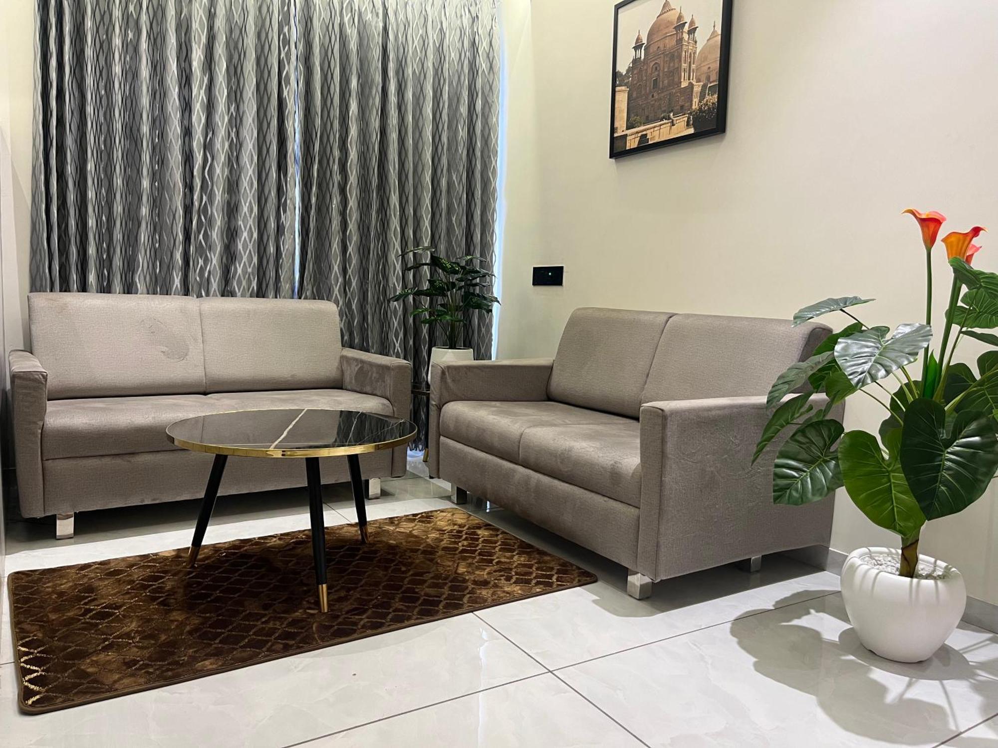 Hotel Royal Empire Gandhinagar Esterno foto