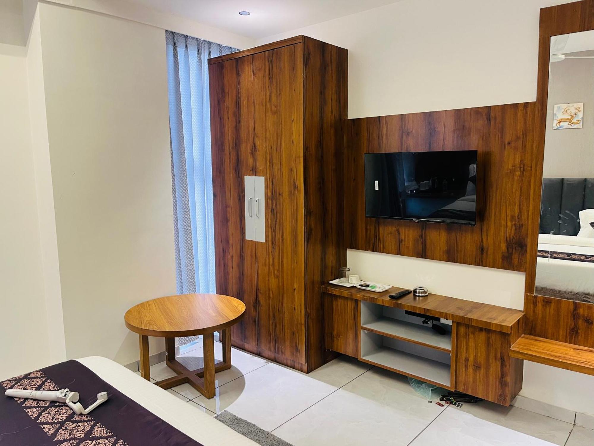 Hotel Royal Empire Gandhinagar Esterno foto