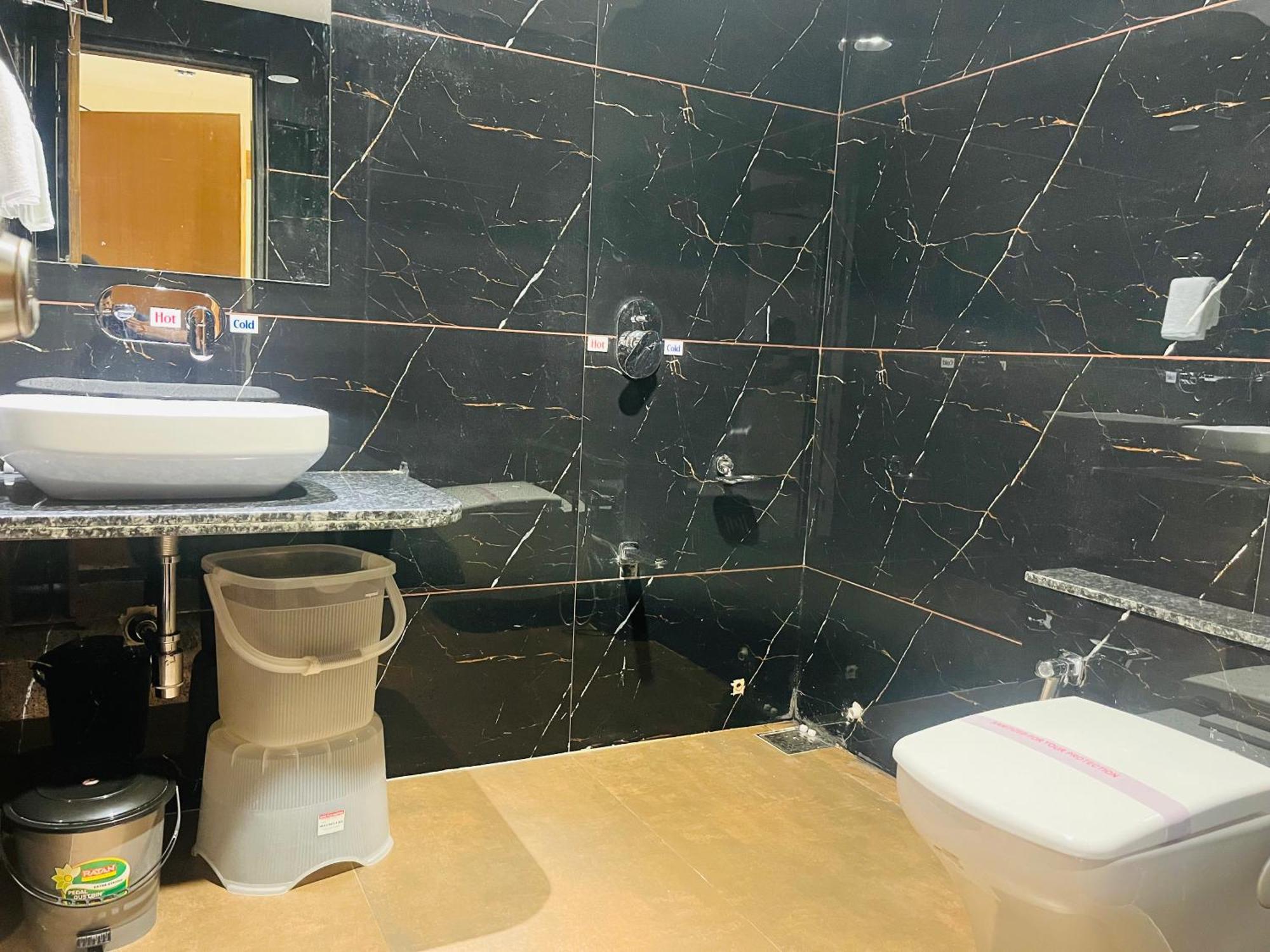 Hotel Royal Empire Gandhinagar Esterno foto