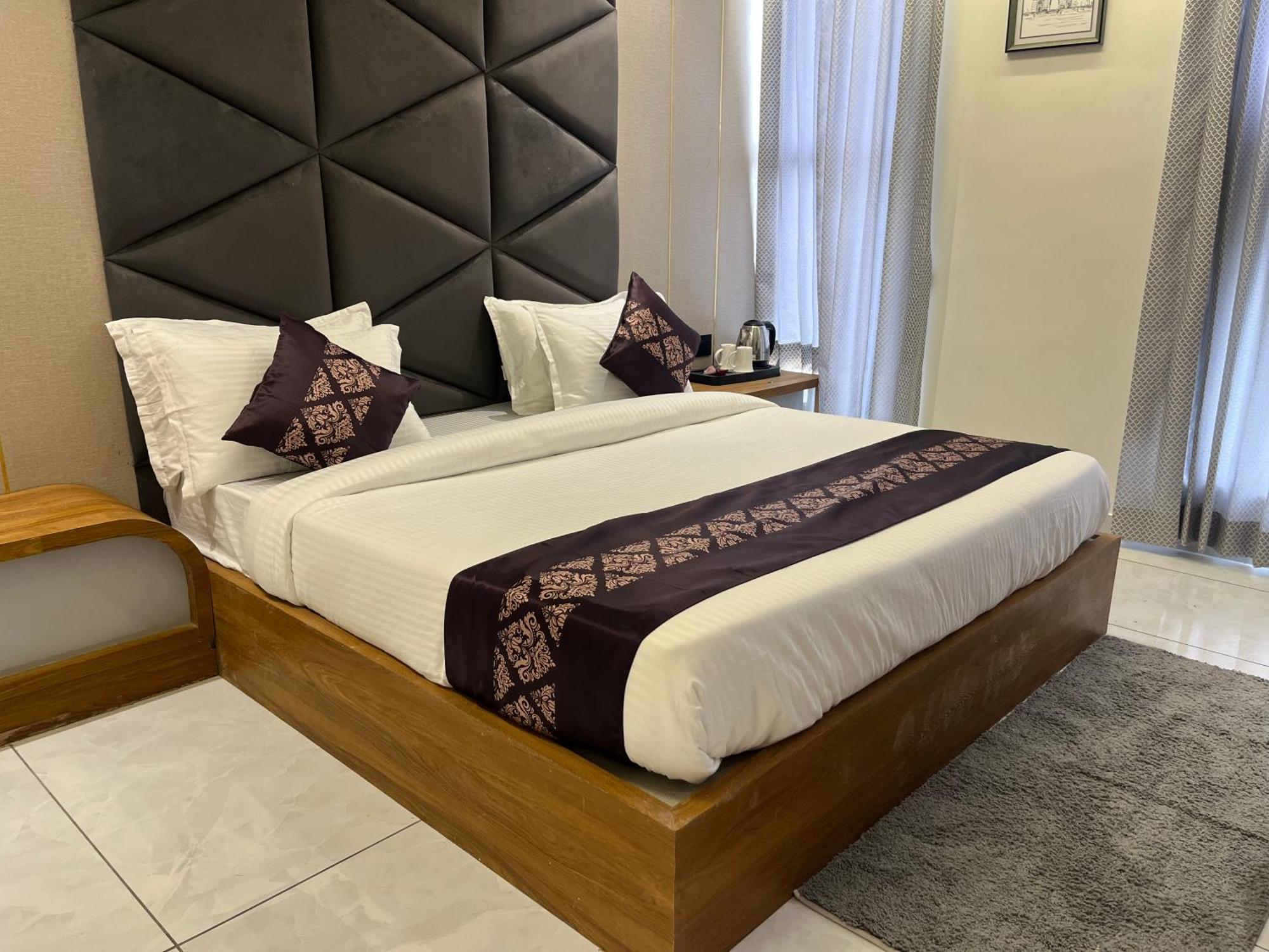 Hotel Royal Empire Gandhinagar Esterno foto