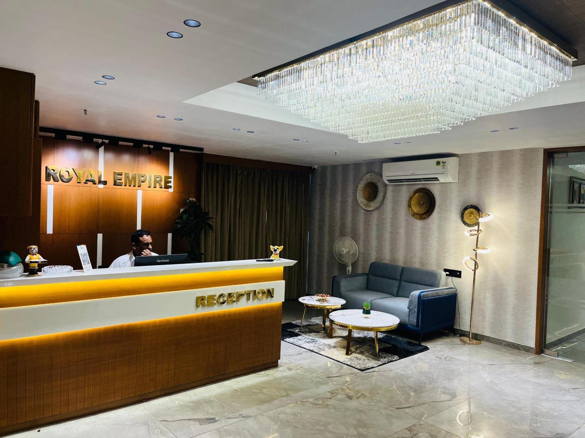 Hotel Royal Empire Gandhinagar Esterno foto