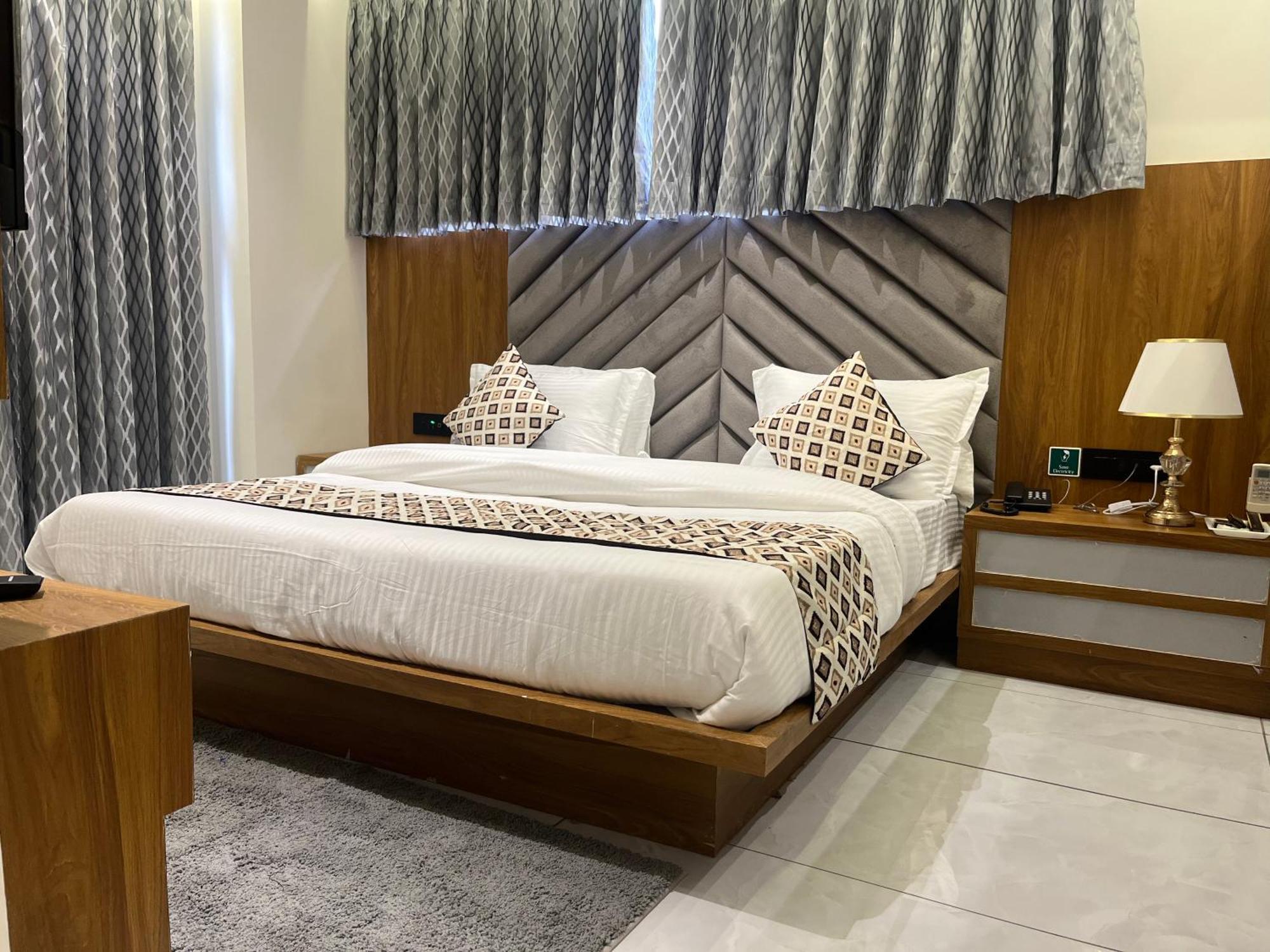 Hotel Royal Empire Gandhinagar Esterno foto