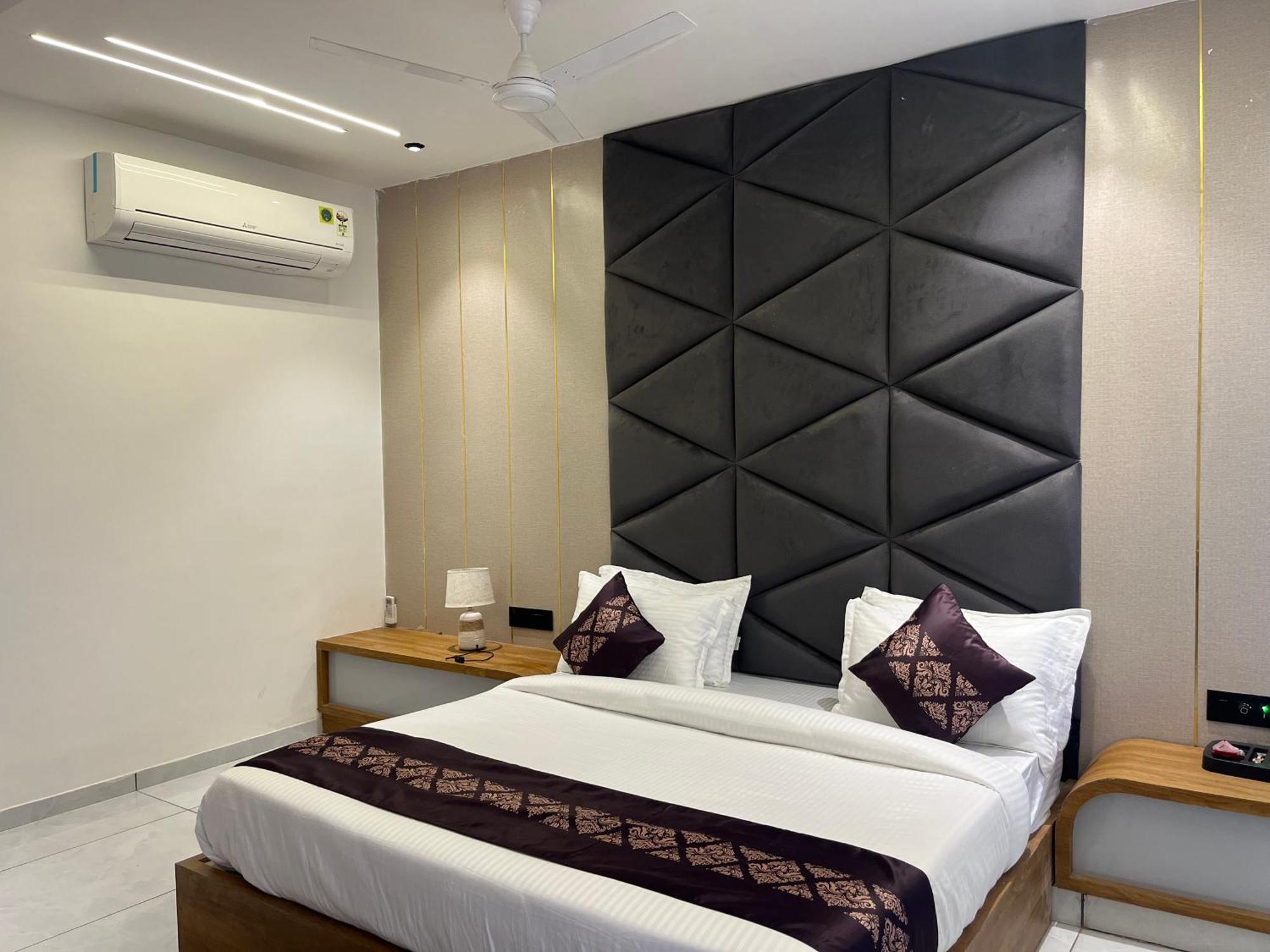 Hotel Royal Empire Gandhinagar Esterno foto