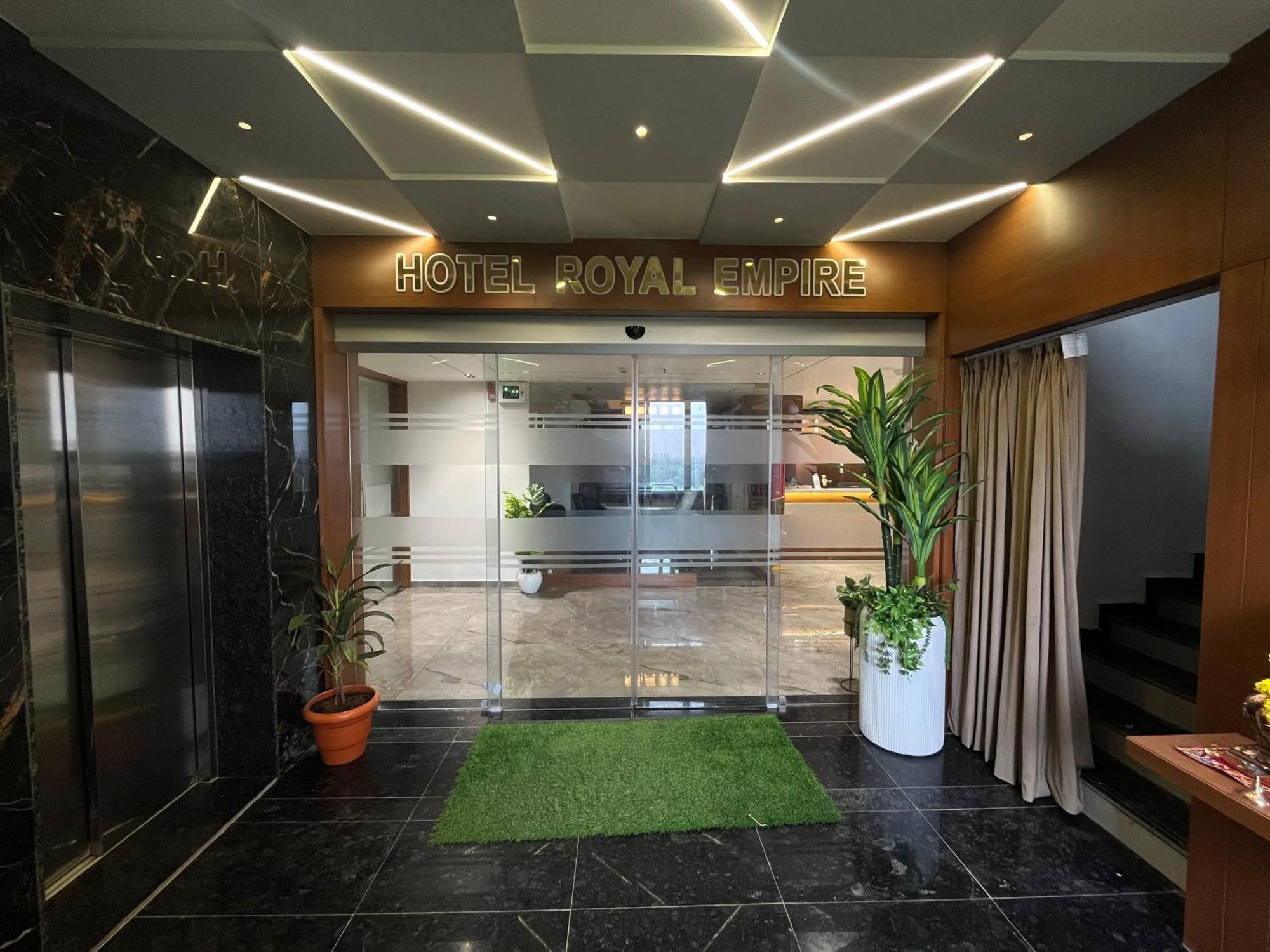 Hotel Royal Empire Gandhinagar Esterno foto