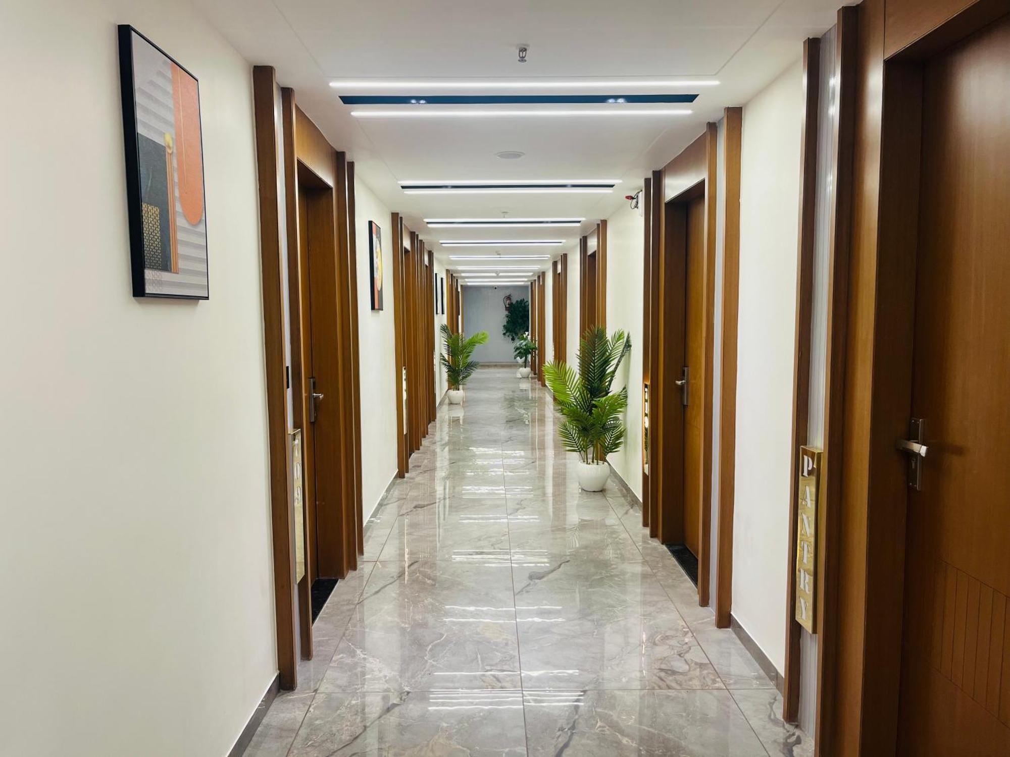 Hotel Royal Empire Gandhinagar Esterno foto